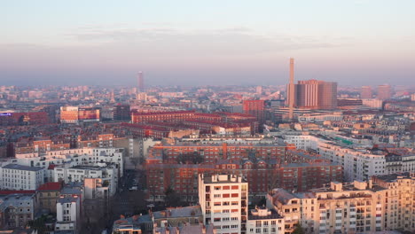 Luftaufnahme-Des-Pariser-Krankenhauses-Bichat-Bei-Sonnenuntergang,-Schornsteindächer,-Luftverschmutzung-Am-Himmel